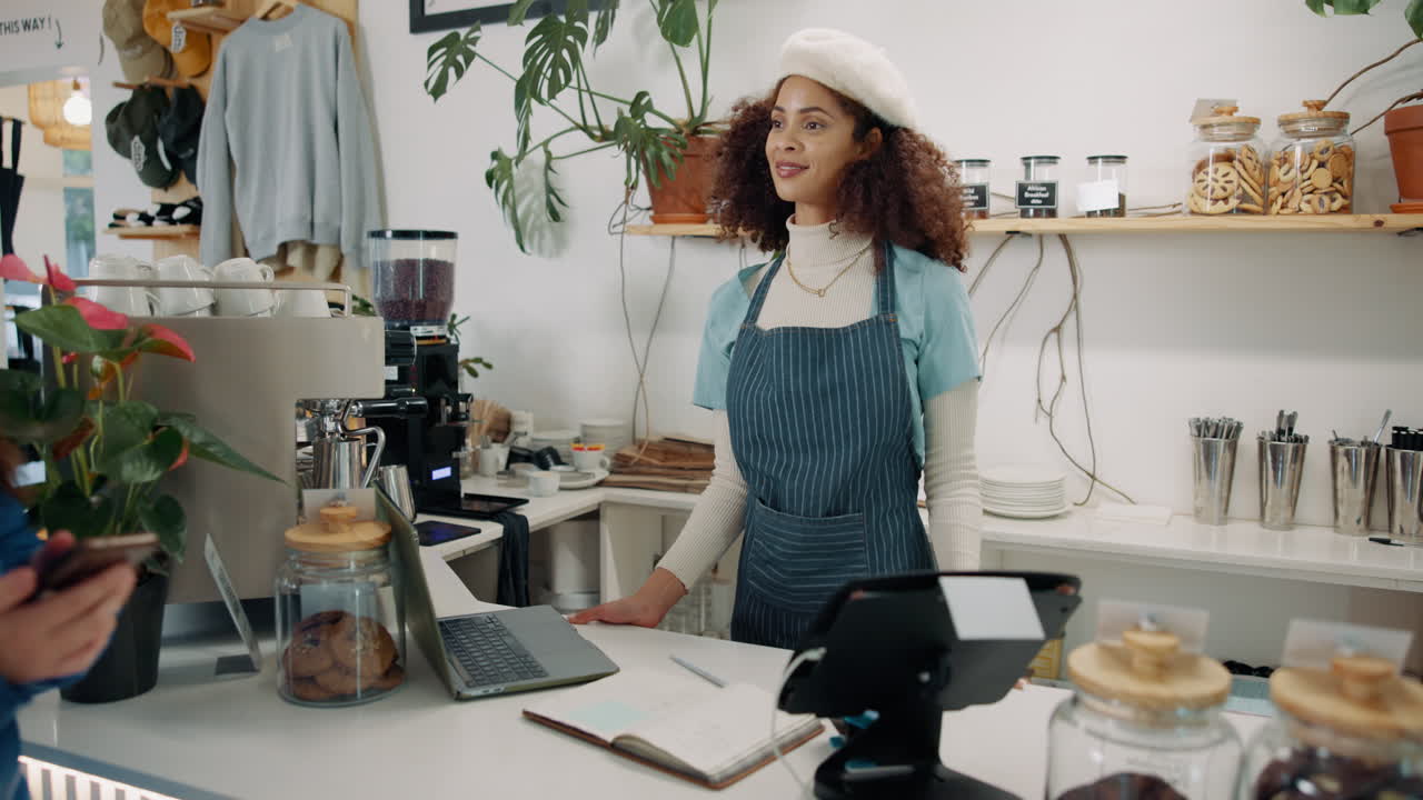 Un cliente e un barista in un bar.