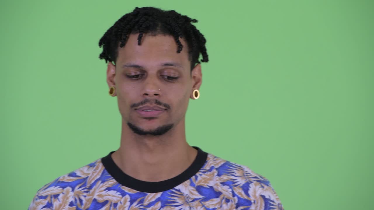 joven y guapo hombre africano con dreadlocks