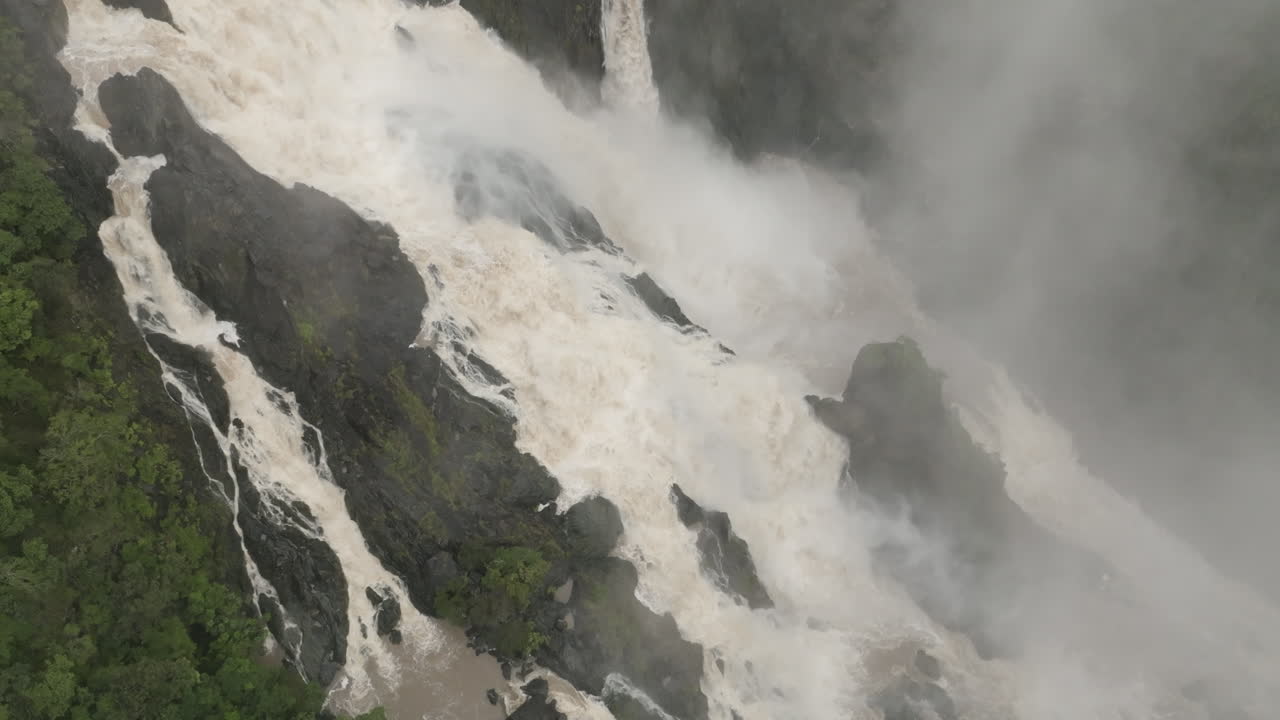 inundación de agua sobre la cascada de barron falls en el extremo norte de queensland, australia