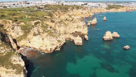 calas y grutas en los acantilados erosionados de la costa de lagos, algarve, portugal - plano panorámico aéreo