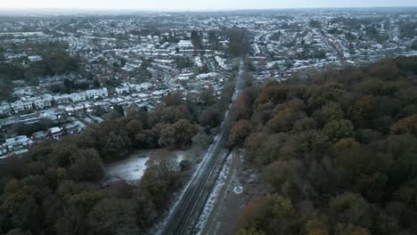 Pueblo-Arbolado-Suburbios-Escarchado-Invierno-Mañana-Aéreo-Paisaje-Kenilworth-Reino-Unido-Vías-Del-Tren