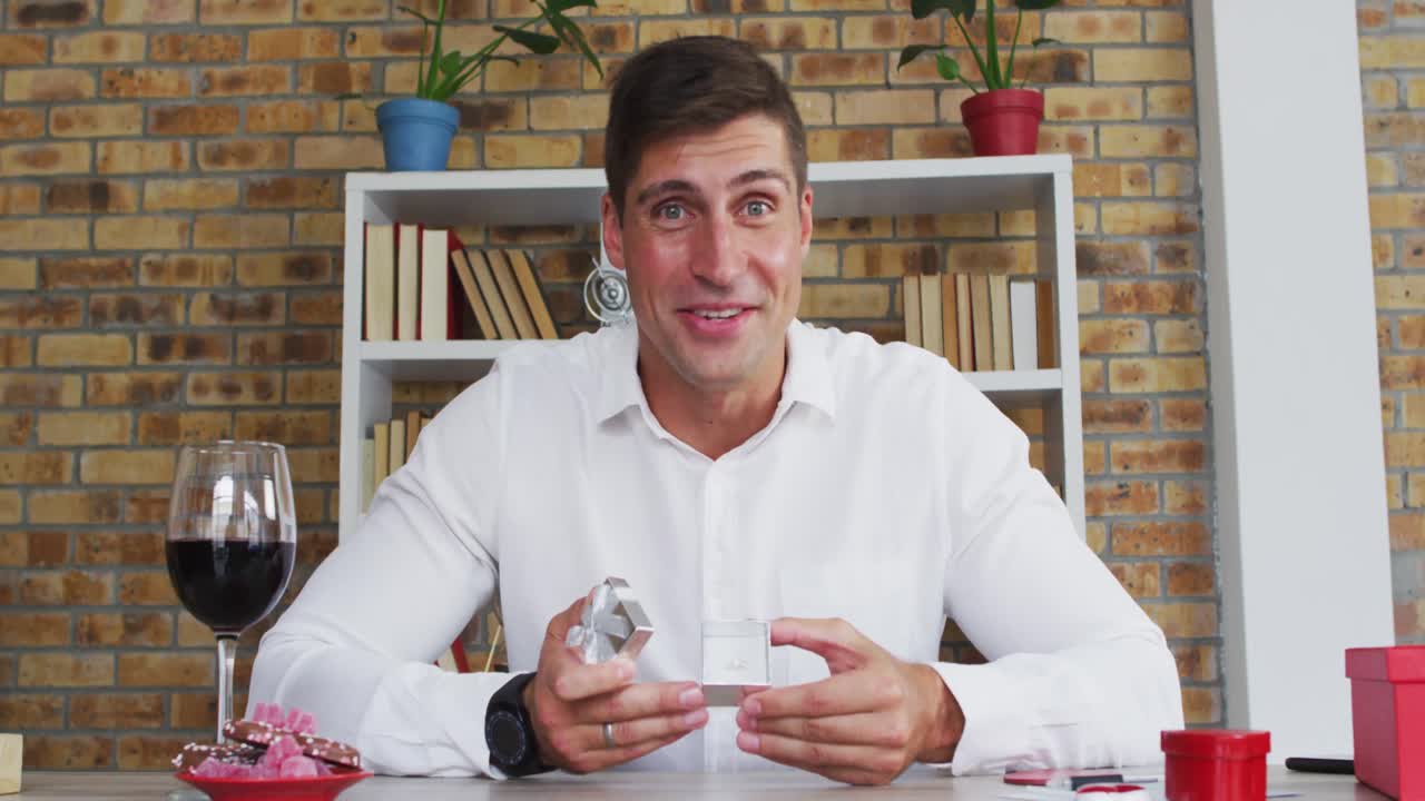 백인 남자가 비디오 통화를 하고 반지를 선물하고 결혼 제안을 합니다.