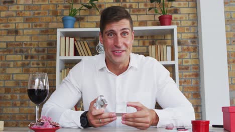 hombre caucásico haciendo una videollamada presentando un anillo y haciendo una propuesta de matrimonio