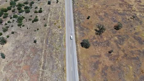 Vídeo-De-Drones-De-Una-Carretera-Conducida-Por-Coches-En-Medio-Del-Bosque-Nacional-De-Lassen