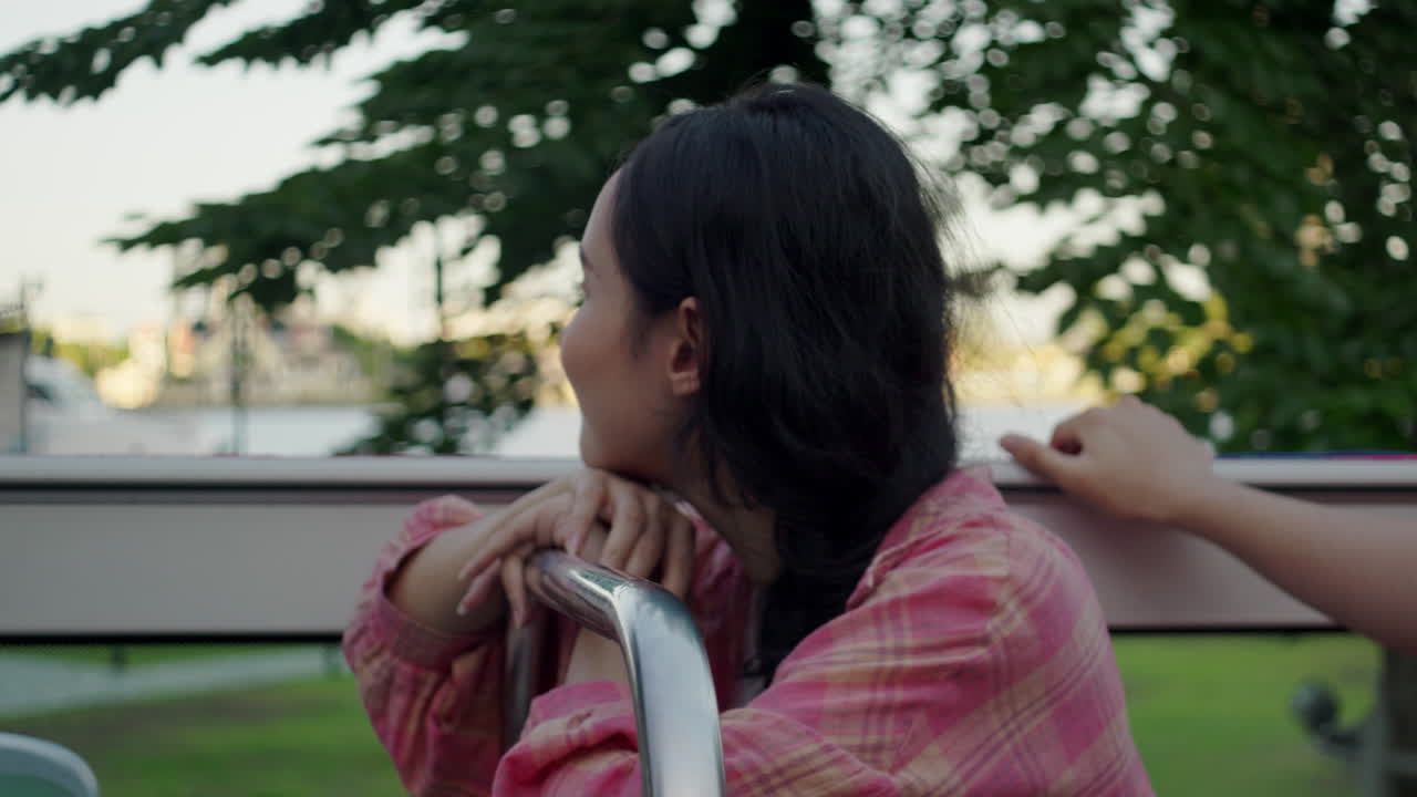 여름 휴가 직업 여행 동안 큰 수도에서 오픈 에어 투어 버스에서 함께 여행하는 젊은 아시아 커플의 근접 초상화