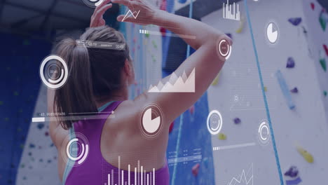 animación de procesamiento de datos sobre mujer caucásica escalando la pared