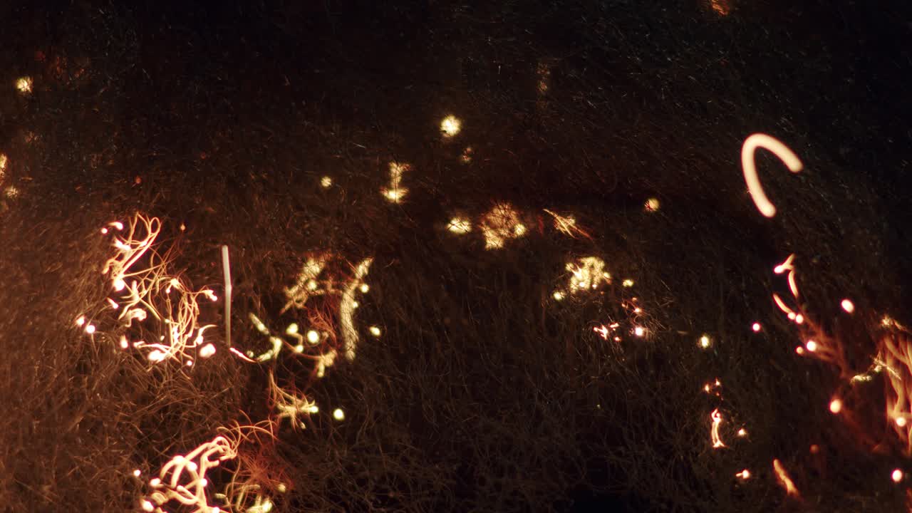 최면 강철 양모 불타는 어둠 속에서 반짝임 라운드 보케