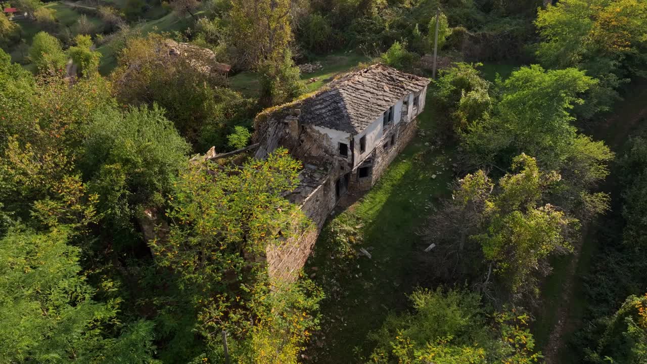 Villaggio in rovina perso tra pendii boscosi vicino a Dyadovtsi, Bulgaria