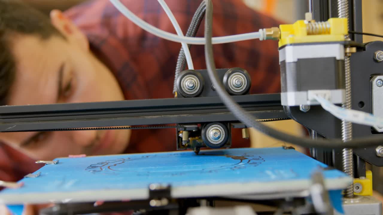 테이블 4k에서 다이 머신을 사용하는 기계