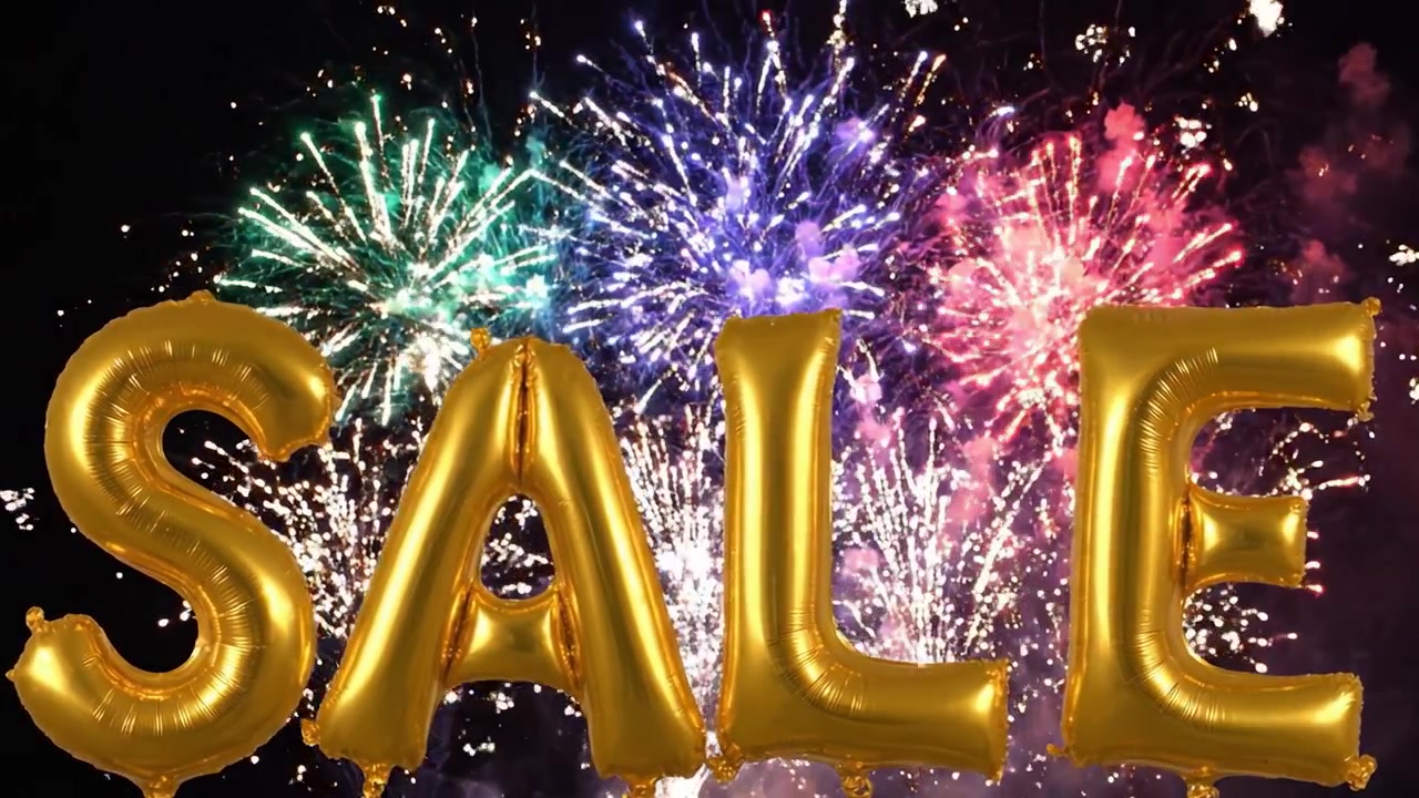 Palloncini dorati "SALE" celebrativi con spettacolo di fuochi d'artificio sullo sfondo, che catturano l'eccitazione di un evento promozionale speciale o di una celebrazione festiva.