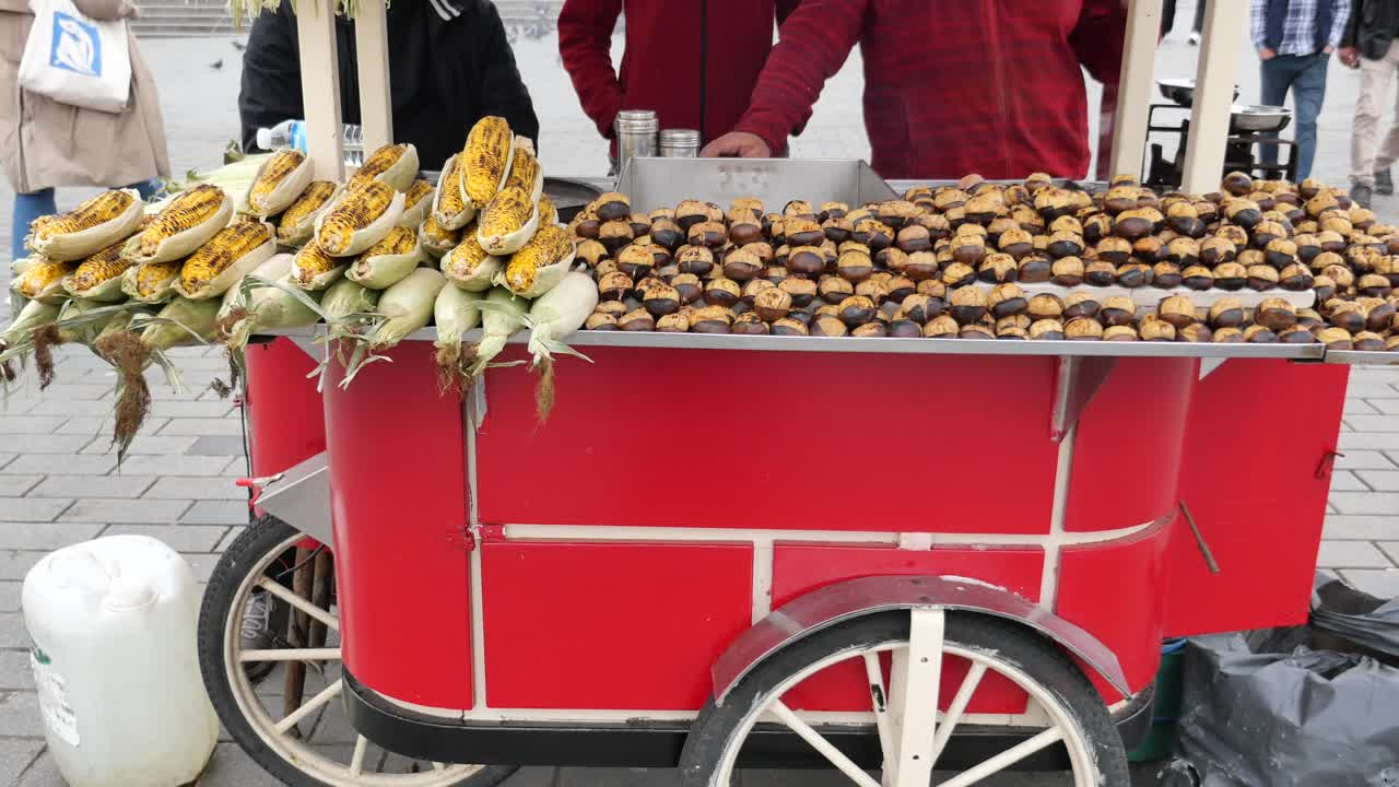 Carretto di Cibo da Strada con Mais Arrosto e Castagne