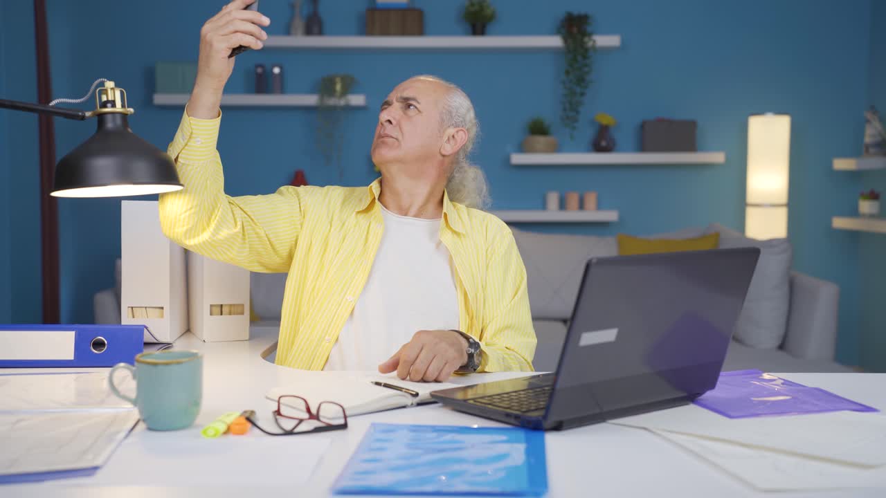 trabajador de oficina en casa anciano con problemas y estrés por teléfono.