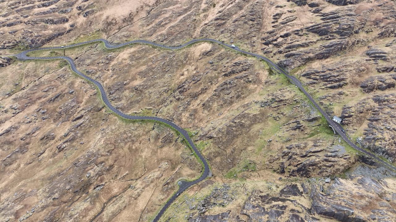 Irske bjerglandskaber fra luften, snoede veje over bjergskråninger ved Healey Pass, West Cork, episke steder om sommeren.
