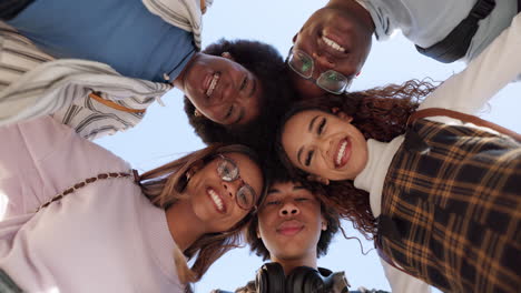 Estudiantes,-Sonrisa-Y-Diversidad-Con-Amigos