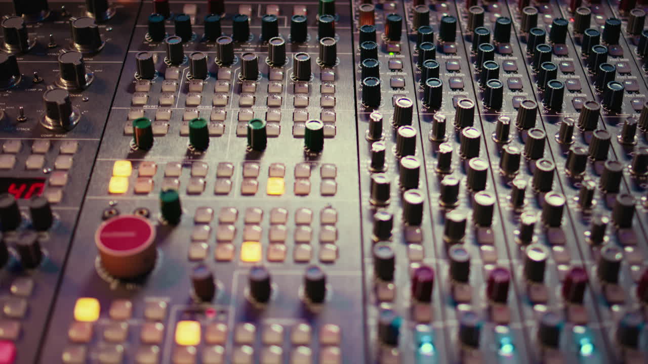 싱 콘솔 패널 보드에 있는 사전 증폭기 손잡이와 스위치