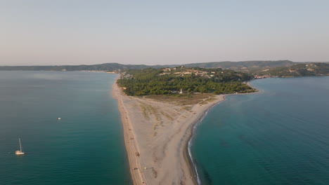 una vista aérea de una hermosa playa en grecia