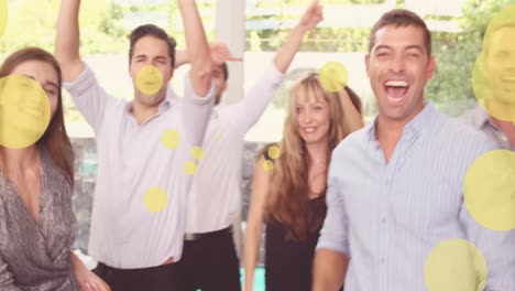 animación de manchas amarillas sobre un grupo de amigos caucásicos sonrientes bailando en una fiesta