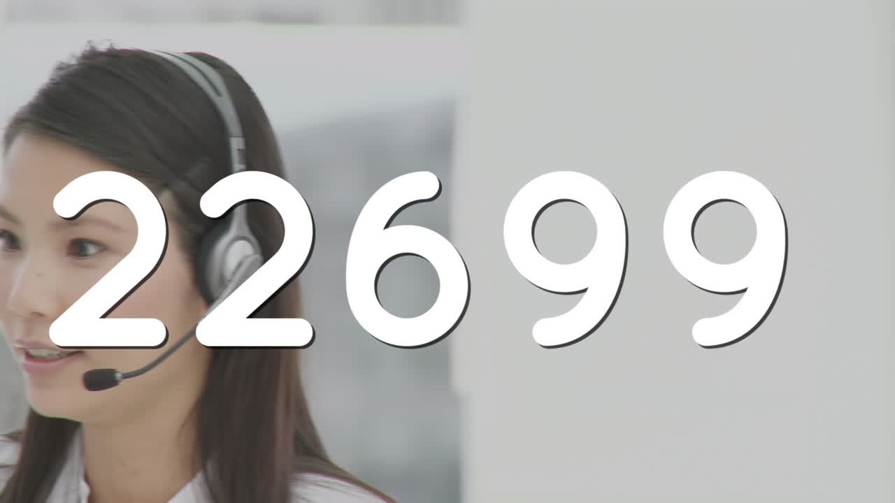 사무실에서 휴대폰 헤드 ⁇ 으로 대화하는 아시아 여성 고객 서비스 임원과의 번호 변경