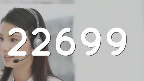 cambiando números contra una mujer asiática ejecutiva de atención al cliente hablando por teléfono con auriculares en la oficina