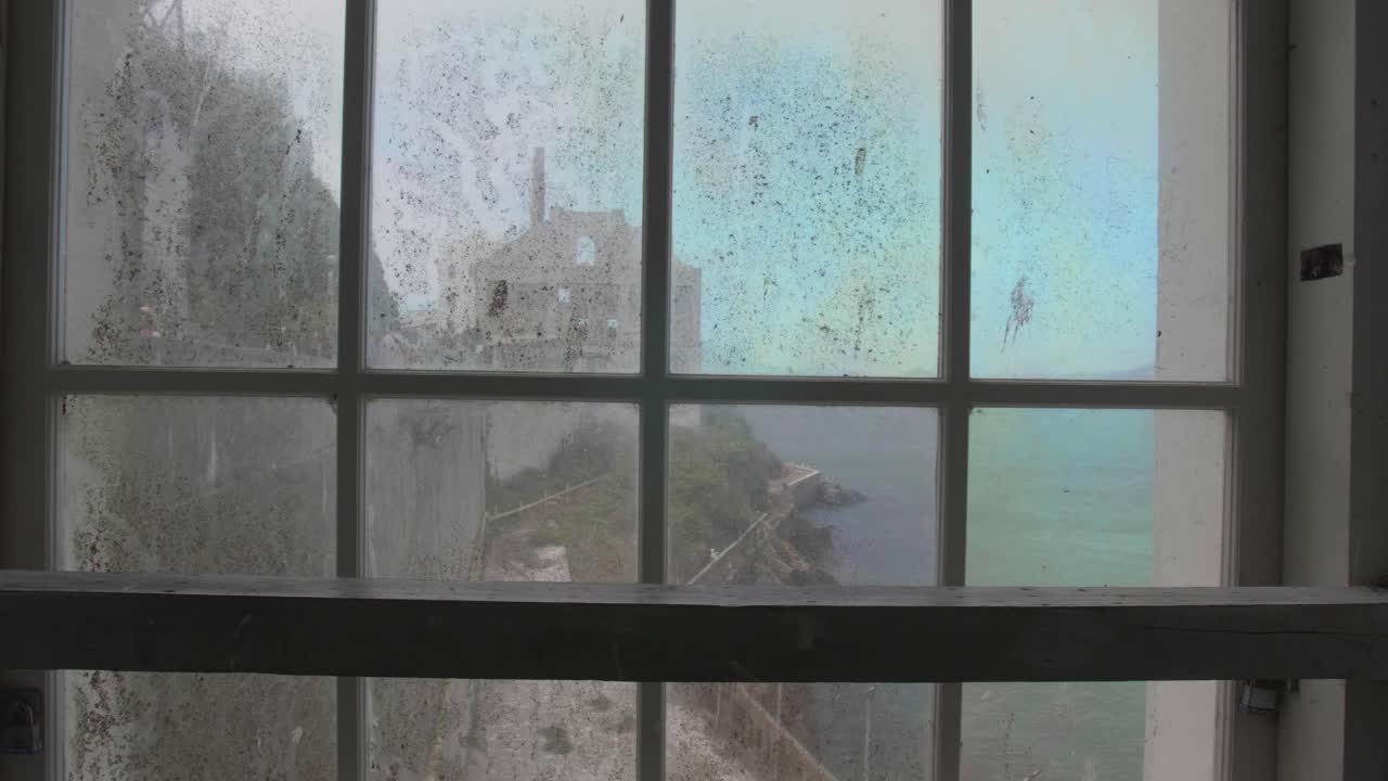 mirando por la ventana en alcatraz en cámara lenta