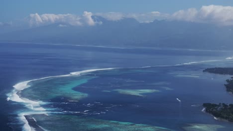 Teahupoo-Insel-Tahiti-Luftaufnahme-Drohne-Ansicht-Französisch-Polynesien-Punkt-Küste-Kanal-Korallenriff-Welle-Brandung-Brechen-Wellen-Krachen-Aqua-Blau-Pazifischer-Ozean-Meer-Sonniger-Punkt-Faremahora-Pass-Havae-Kreis-Links