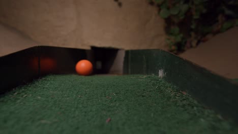 Una-Mini-Pelota-De-Golf-Naranja-Que-Entra-En-La-última-Sección-Del-Campo