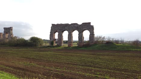 Detalle-De-Un-Acueducto-De-La-Antigua-Roma-En-Parco-Degli-Acquedotti-En-Las-Afueras-De-La-Capital-De-Italia,-Movimiento-De-Muñecas-Lateralmente