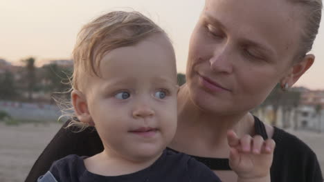 madre feliz y cariñosa con la hija bebé al aire libre