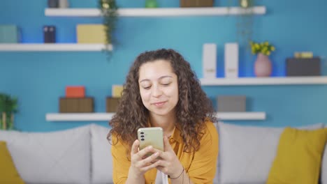 Mujer-Joven-Feliz-Enviando-Mensajes-De-Texto-Por-Teléfono.-Sonriente.