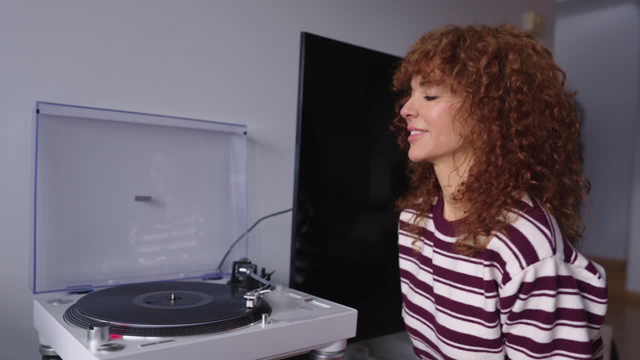 Donna che si gode la musica su un giradischi