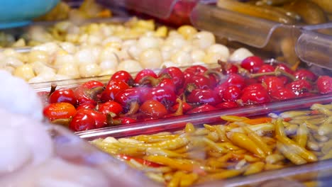 variedad de verduras encurtidas en una vitrina