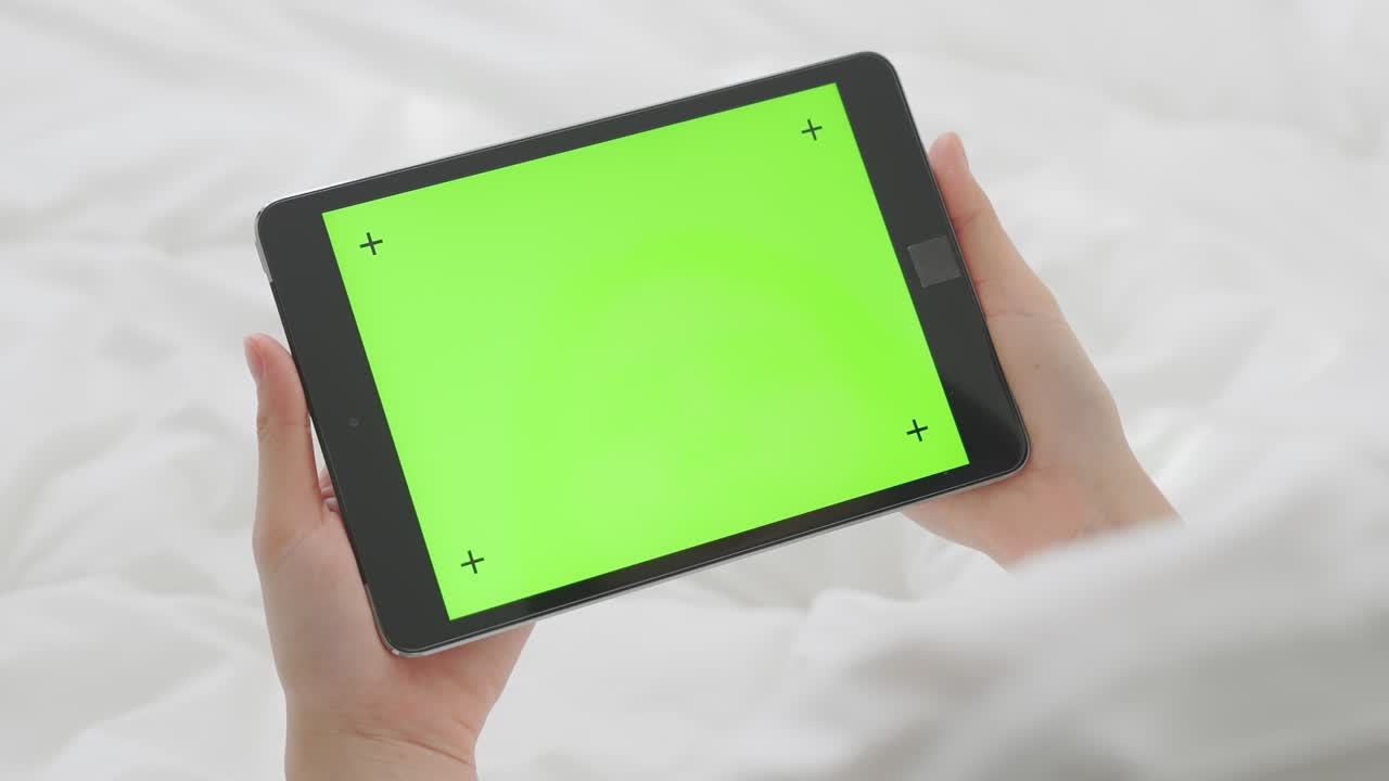 close up de mujer sosteniendo en las manos una tableta digital con pantalla verde para internet en línea, pantalla clave de croma para publicidad.