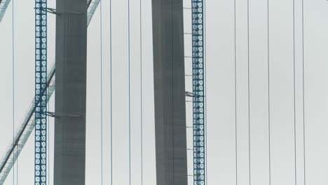 toma inclinada que presenta la altura de un puente colgante, en construcción.
