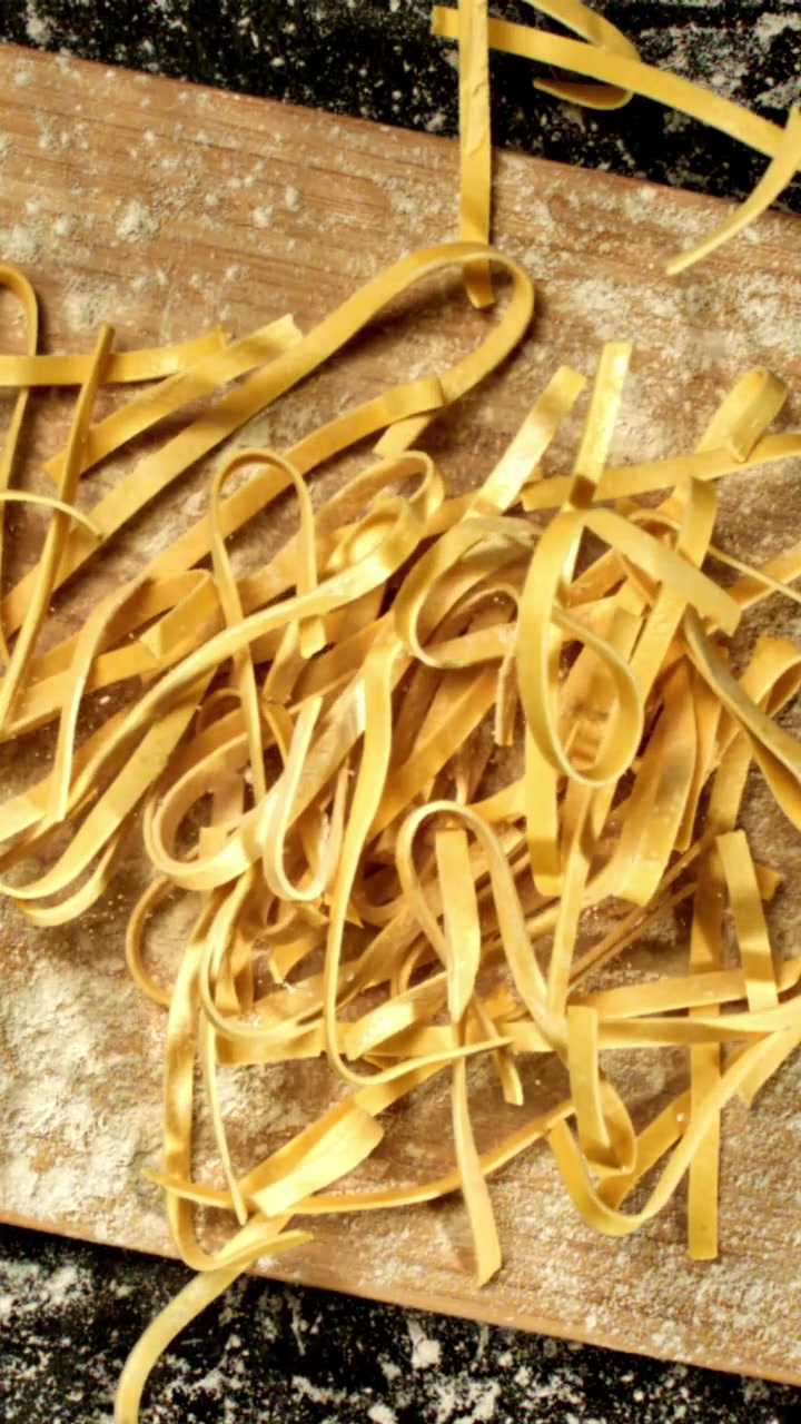 Pasta fresca fatta in casa su un tagliere di legno