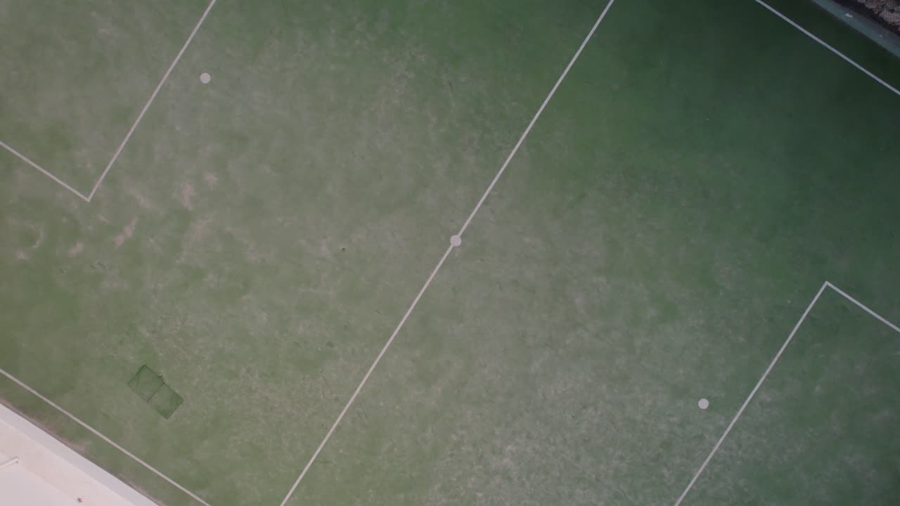 마요르카에 있는 집 뒤 마당에 위치한 농구 및 축구 운동장의 회전하는 오름차순 공중 전망