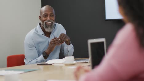 Gente-De-Negocios-Feliz-Y-Diversa-Discutiendo-El-Trabajo-Durante-Una-Reunión-En-La-Oficina