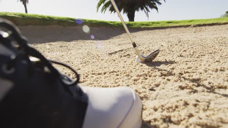 Video-Del-Pie-De-Un-Hombre-Caucásico-Jugando-Golf-En-Un-Campo-De-Golf.