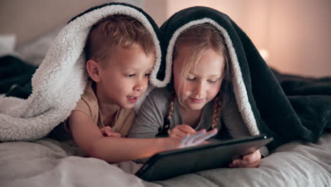 sonrisa, tableta y niños en la cama con la manta