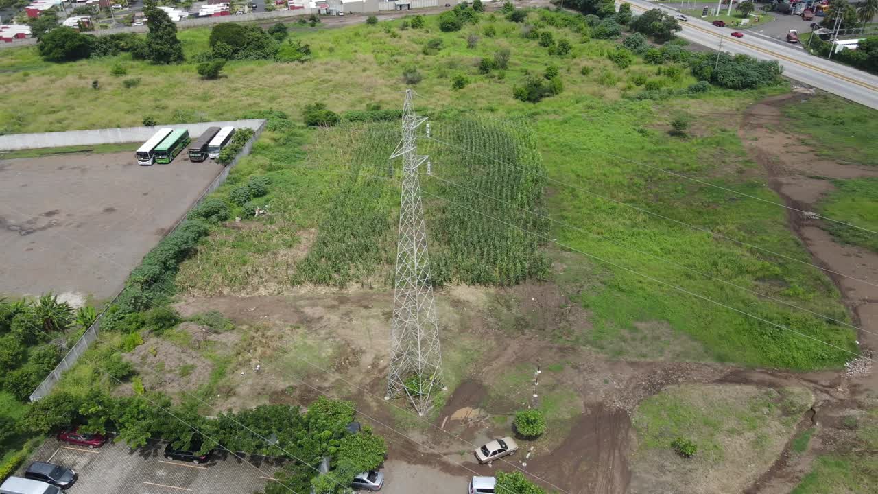 vista de una torre de transmisión de energía eléctrica con la cámara moviéndose en paralelo