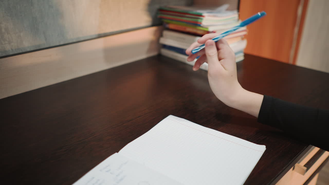 Un ragazzo scarabocchia tranquillamente alla sua scrivania. Un bambino si concentra sulla lettura mentre un altro ragazzo scrive serenamente. Un bambino piccolo legge in silenzio mentre un altro ragazzo scarabocchia pensieroso alla sua postazione.
