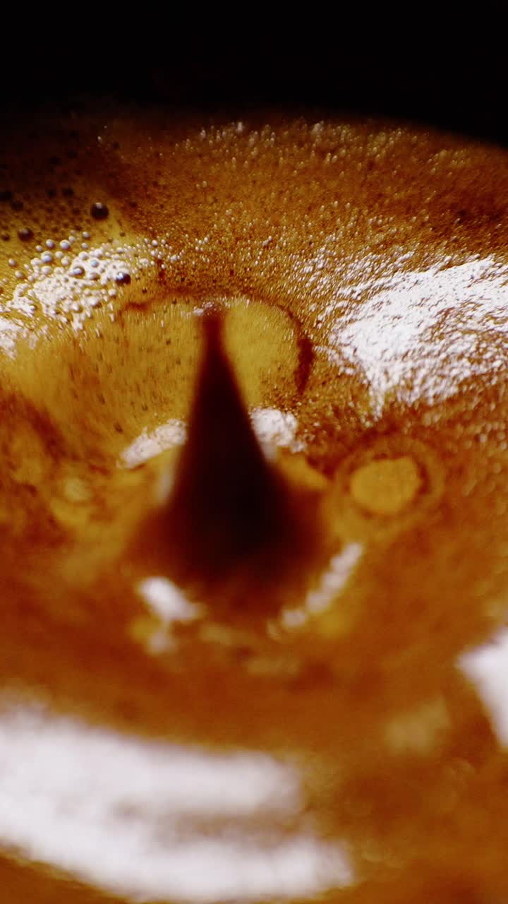 Primo piano macro di ricca crema di caffè dorata.