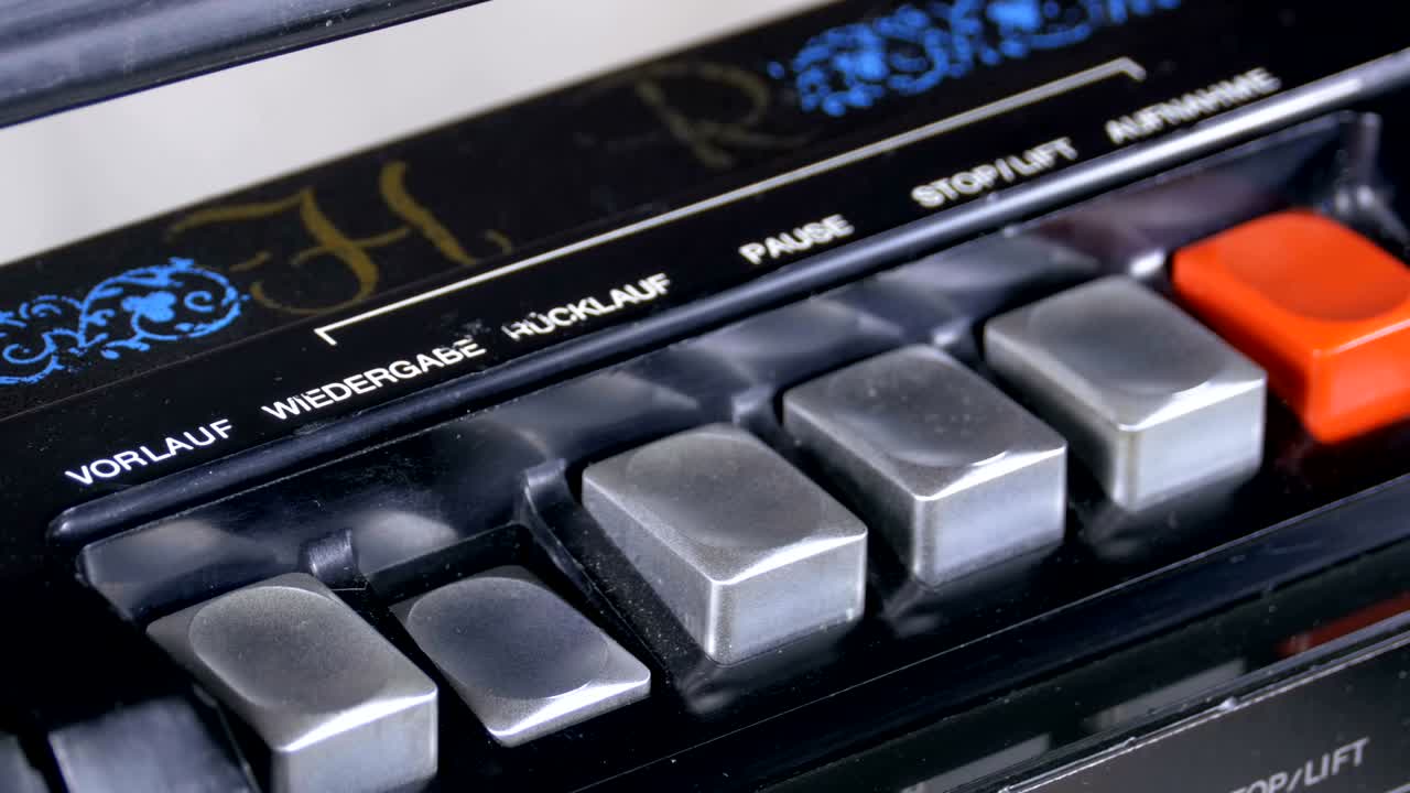 빈티지 테이프 레코더의 재생 버튼을 누르면