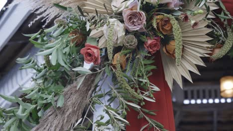 arco de flores en la ceremonia de la boda