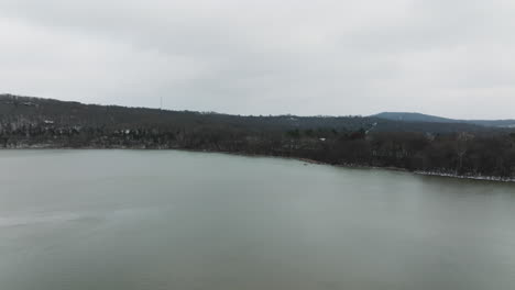 Establecimiento-De-Una-Toma-Panorámica-Aérea-Del-Lago-Sequoyah-En-Un-Día-Lluvioso-De-Invierno