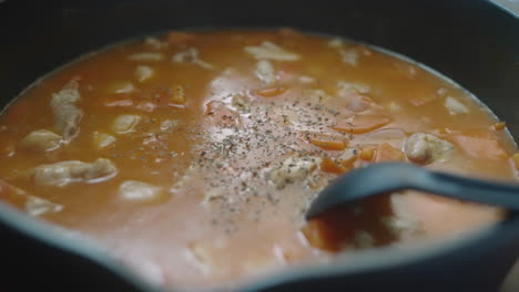 olla de estofado caliente espolvoreado con pimienta negra molida