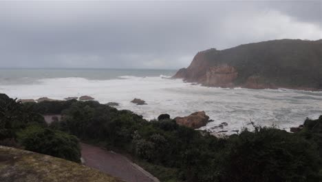 Chaotische-Und-Gefährliche-Knysna-River-Bar-An-Einem-Windigen,-Bewölkten-Afrikanischen-Tag