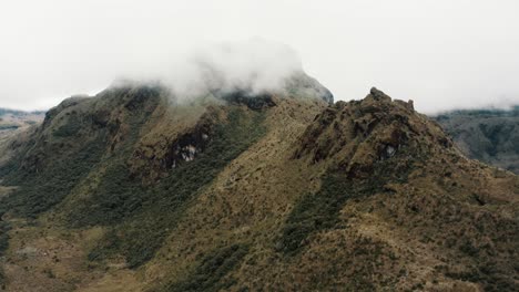 montañas del bosque nuboso andino en el parque nacional cayambe coca cerca de papallacta, ecuador