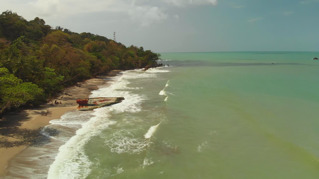 antena reveladora de un naufragio al final de la playa grande riviere ubicada en la isla caribeña de trinidad
