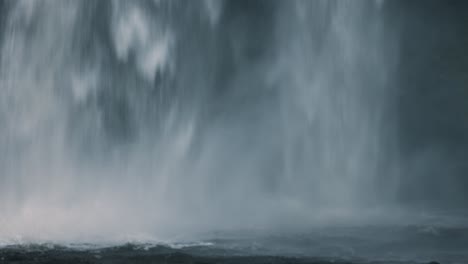 gran cascada blanca estrellándose con aguas turbulentas debajo en gales reino unido 4k