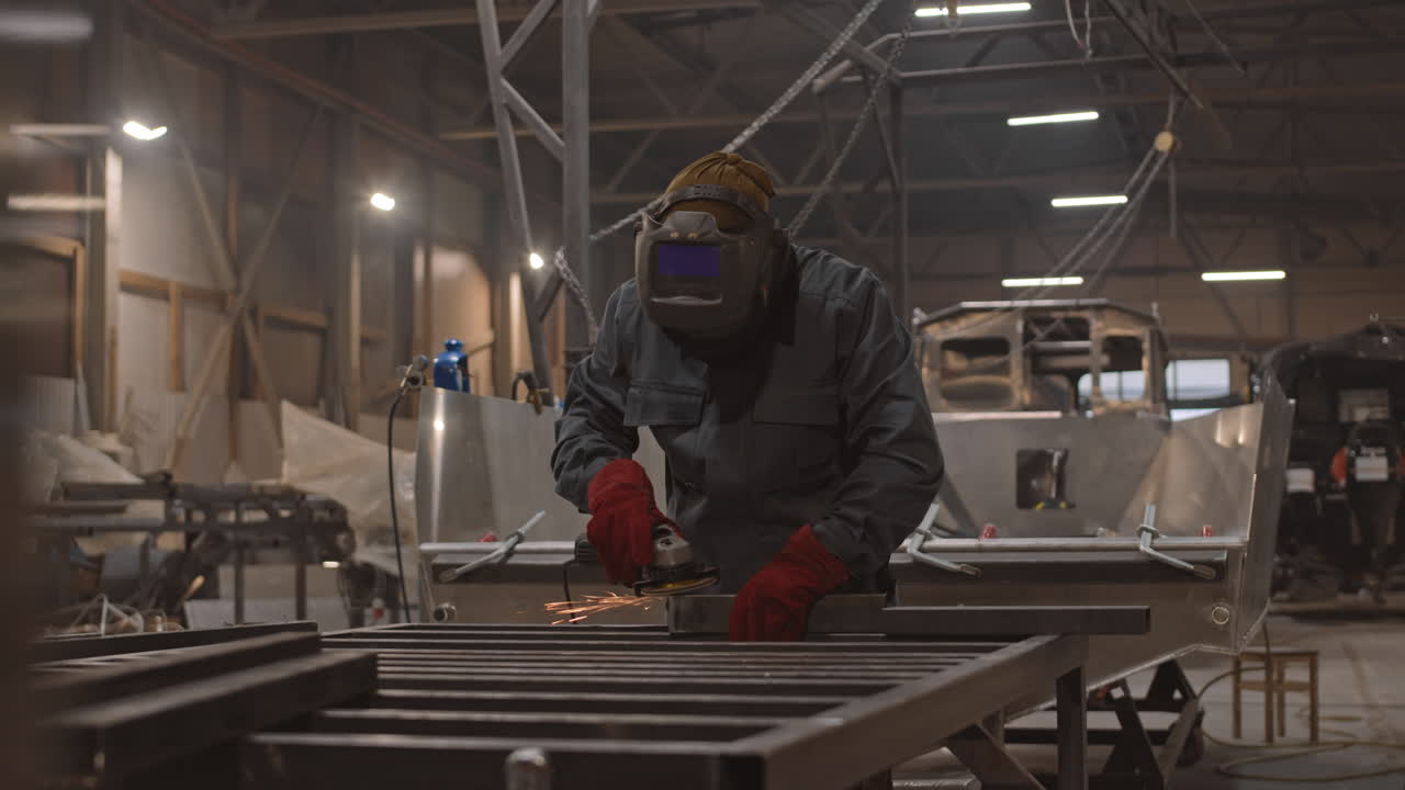 Soldador trabalhando em uma oficina de metal